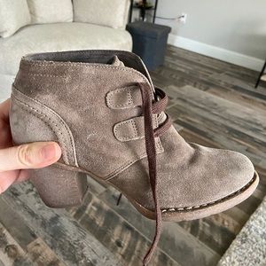 Barely worn. Like new.  Excellent